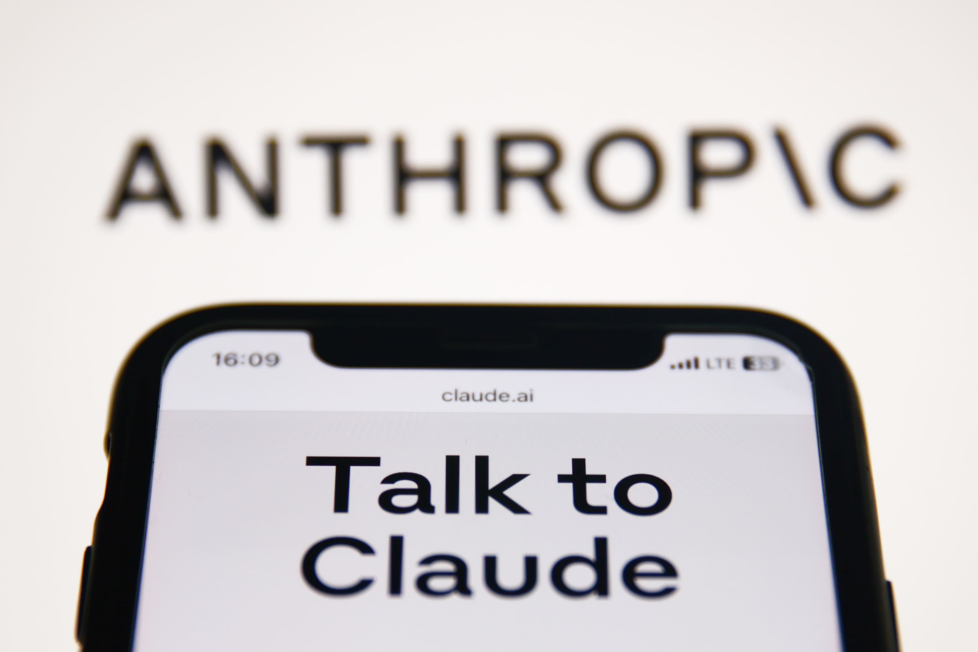 Anthropic lining up a new slate of investors, ruled out Saudi Arabia