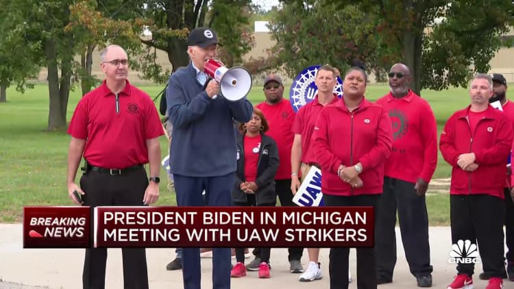 El presidente Biden habla desde el piquete del UAW en Michigan