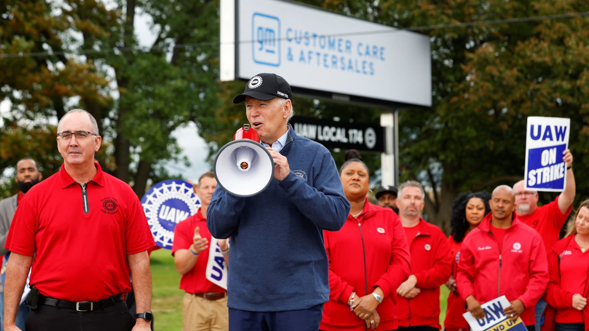 Biden stands with striking UAW autoworkers in Michigan, supports big pay raise