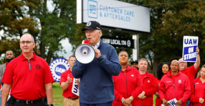Biden stands with striking UAW autoworkers in Michigan, supports big pay raise