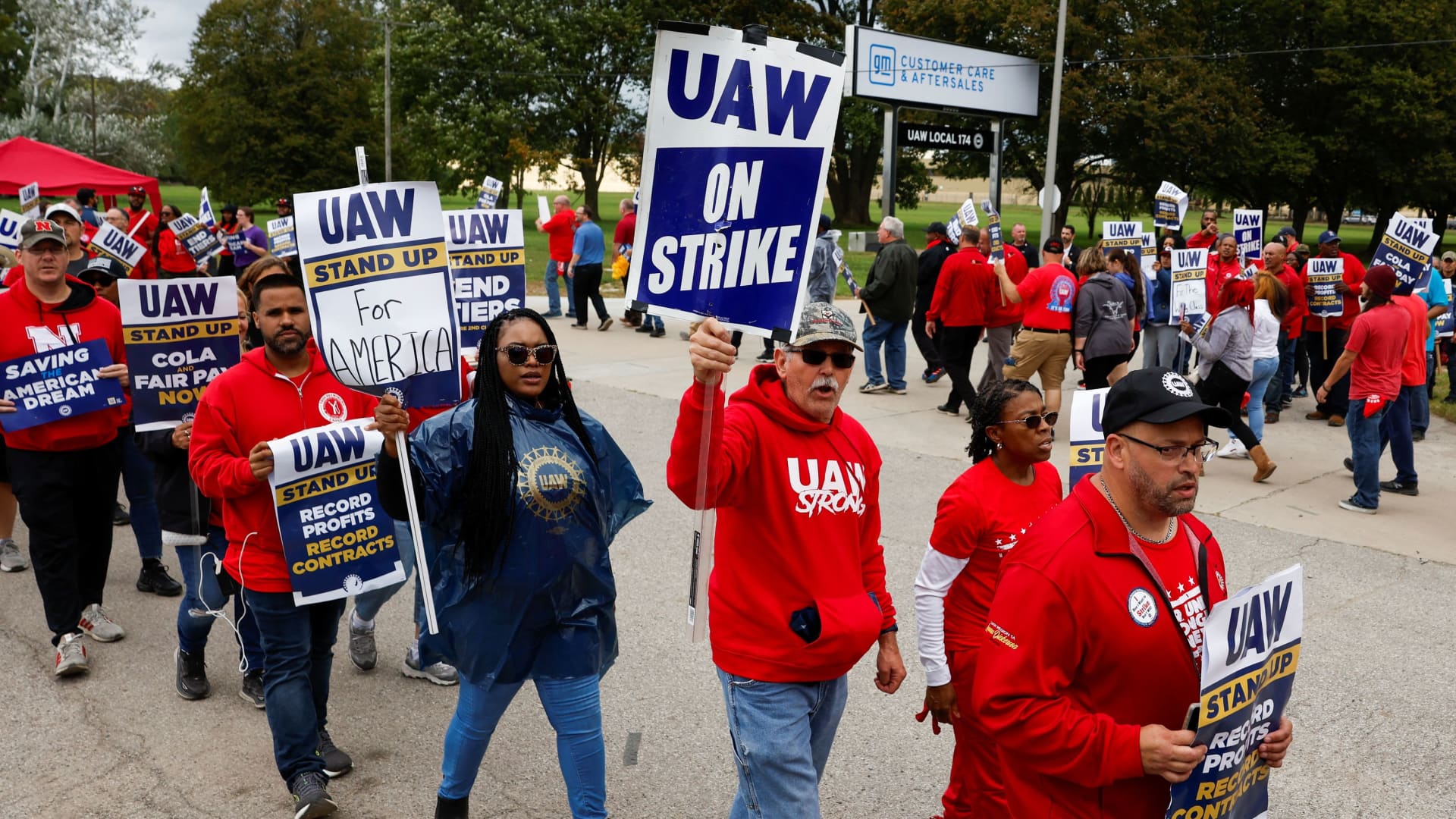 Automakers grow frustrated over pace of UAW negotiations as new strike deadline looms