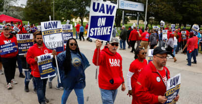 Automakers grow frustrated over pace of UAW negotiations as new strike deadline looms