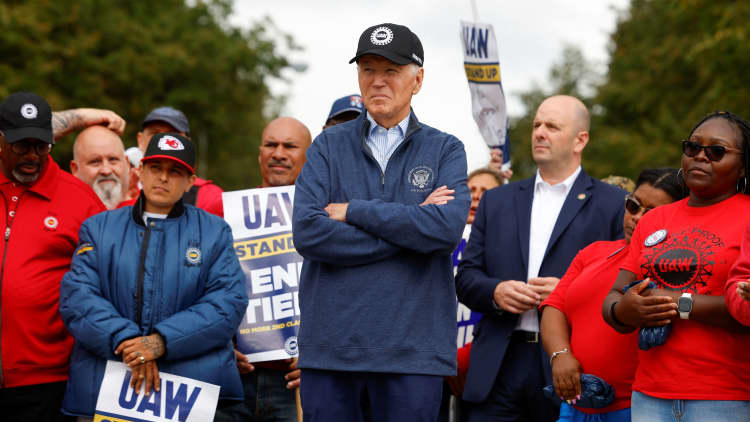 El presidente Biden visita los piquetes de la UAW mientras continúa la huelga contra las principales compañías automotrices de EE. UU.