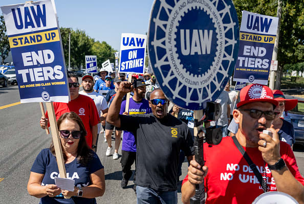 تعلن UAW عن إضرابات جديدة في مصانع جنرال موتورز وفورد، مع تجنب Stellantis