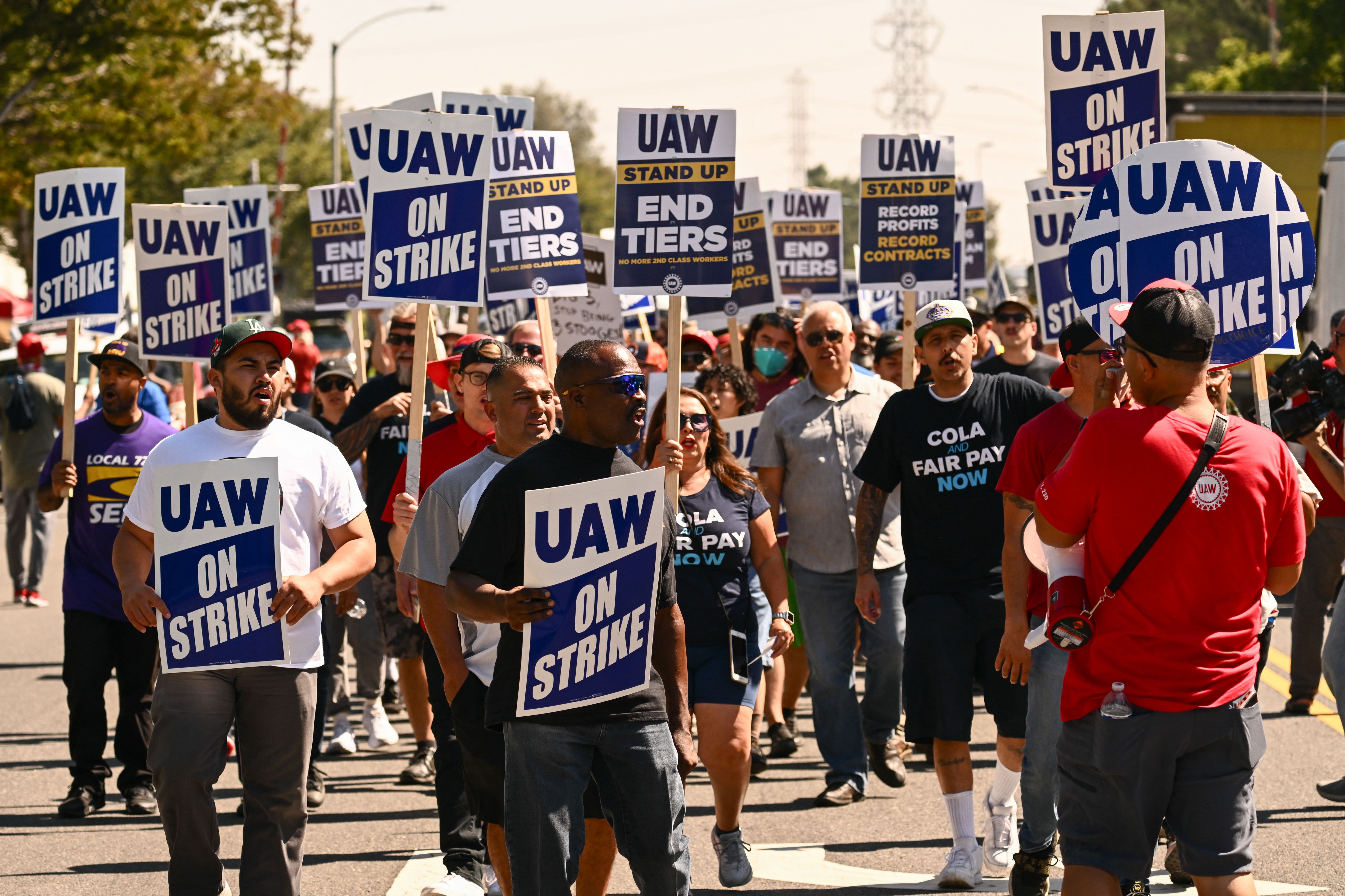 Die UAW droht, die Streiks gegen GM, Ford und Stellantis erneut auszuweiten