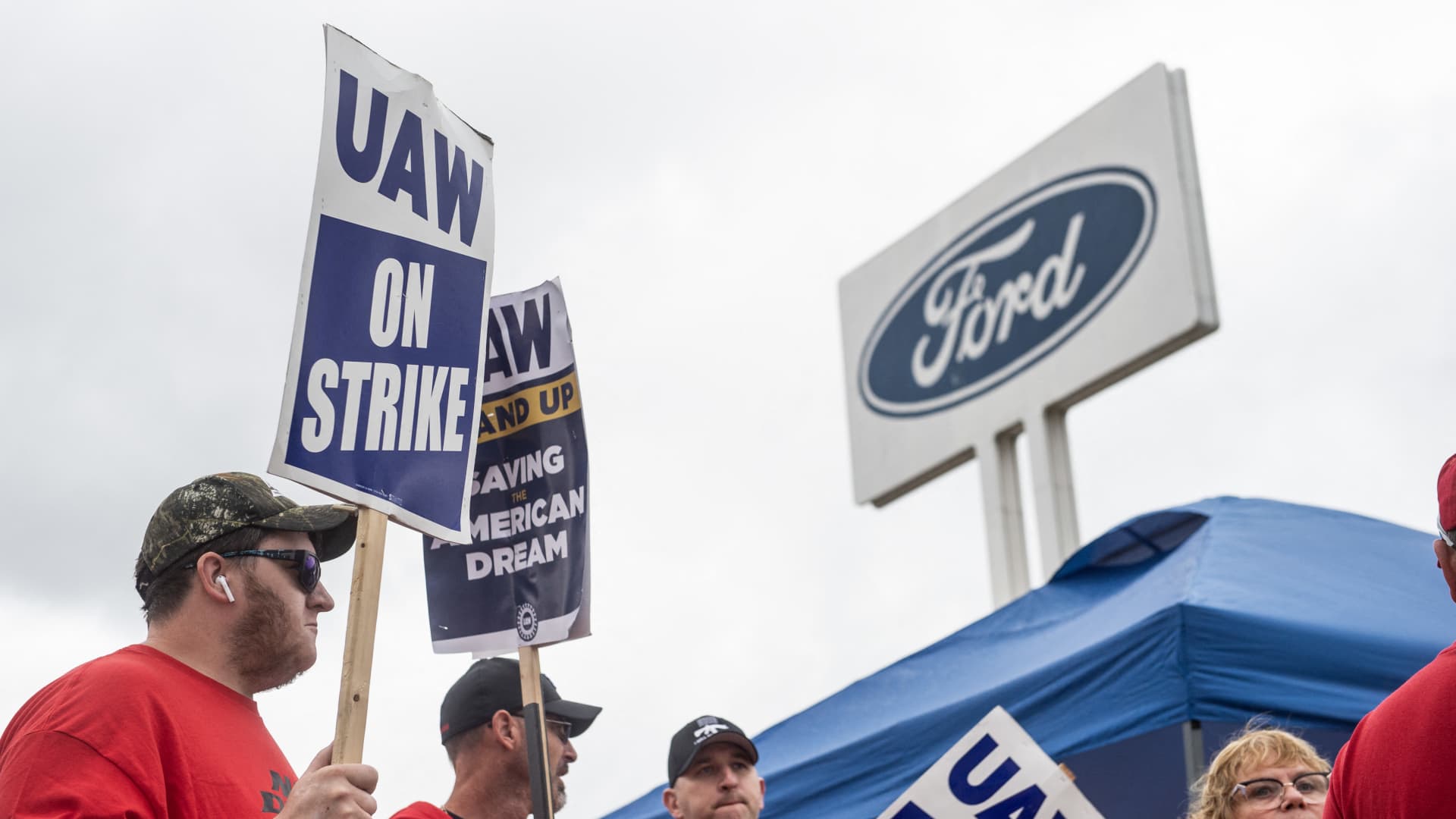 Ford union staff ratify UAW deal, closing out historic negotiations with Detroit automakers