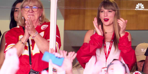 Travis Kelce jersey sales surge after Taylor Swift surprise appearance at Chiefs game