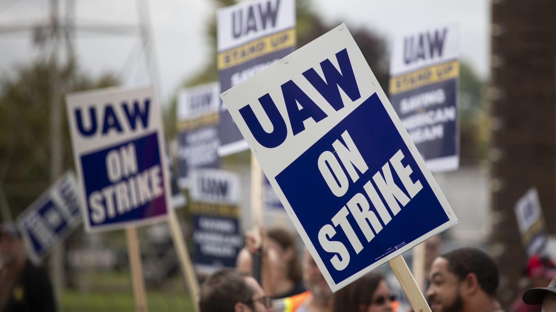 GM union workers ratify UAW deal following contentious vote Auto Recent
