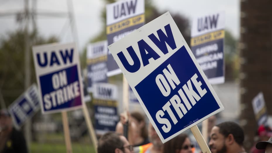 GM union workers ratify UAW deal following contentious vote | FintechZoom