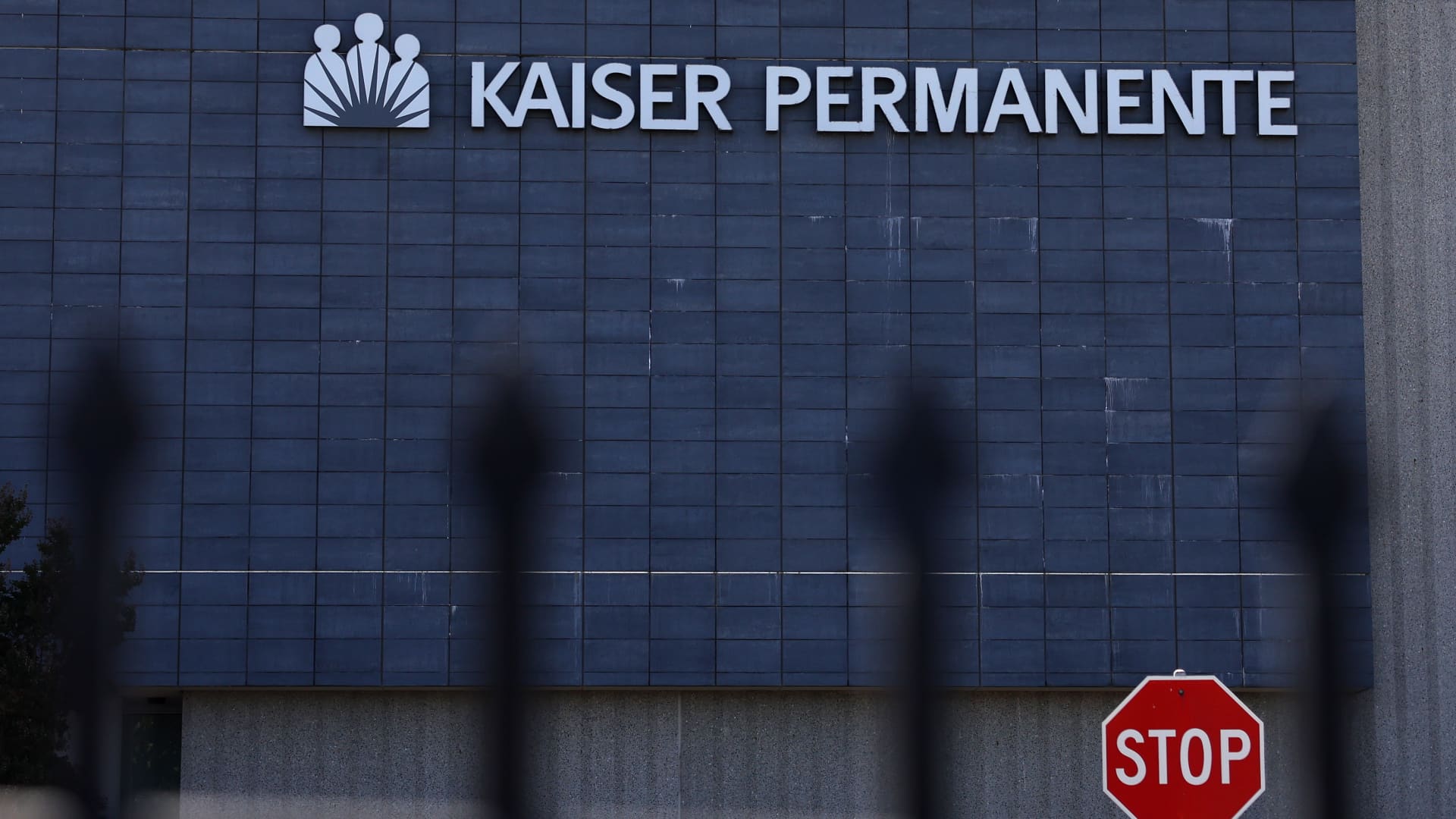 Kaiser Permanente union employees poised to strike after contract expires