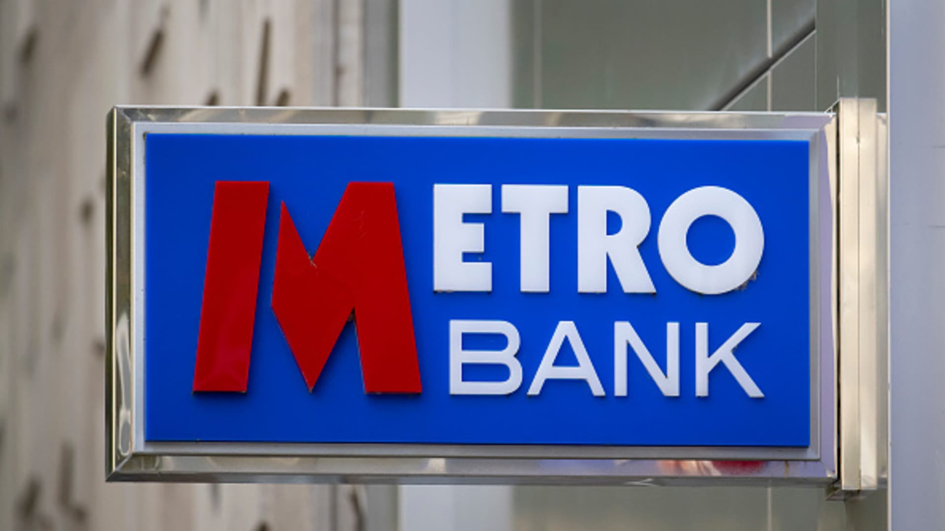 As ações do UK Metro Bank foram suspensas várias vezes após caírem mais de 25%