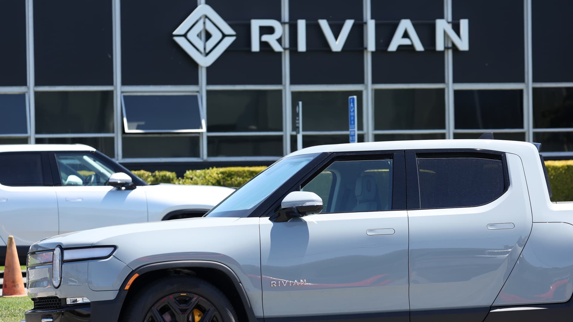 Rivian and Lucid shares plunge after weak EV earnings reports