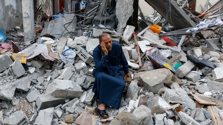 Israël heeft opdracht gegeven tot een “volledige belegering” van de Gazastrook na een verrassingsaanval van Hamas