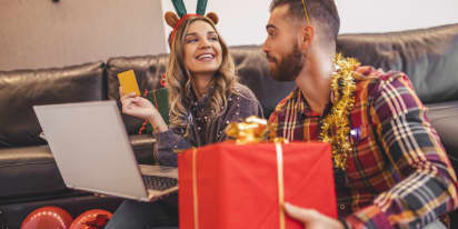 5 ways to reduce credit card debt ahead of the holiday shopping season