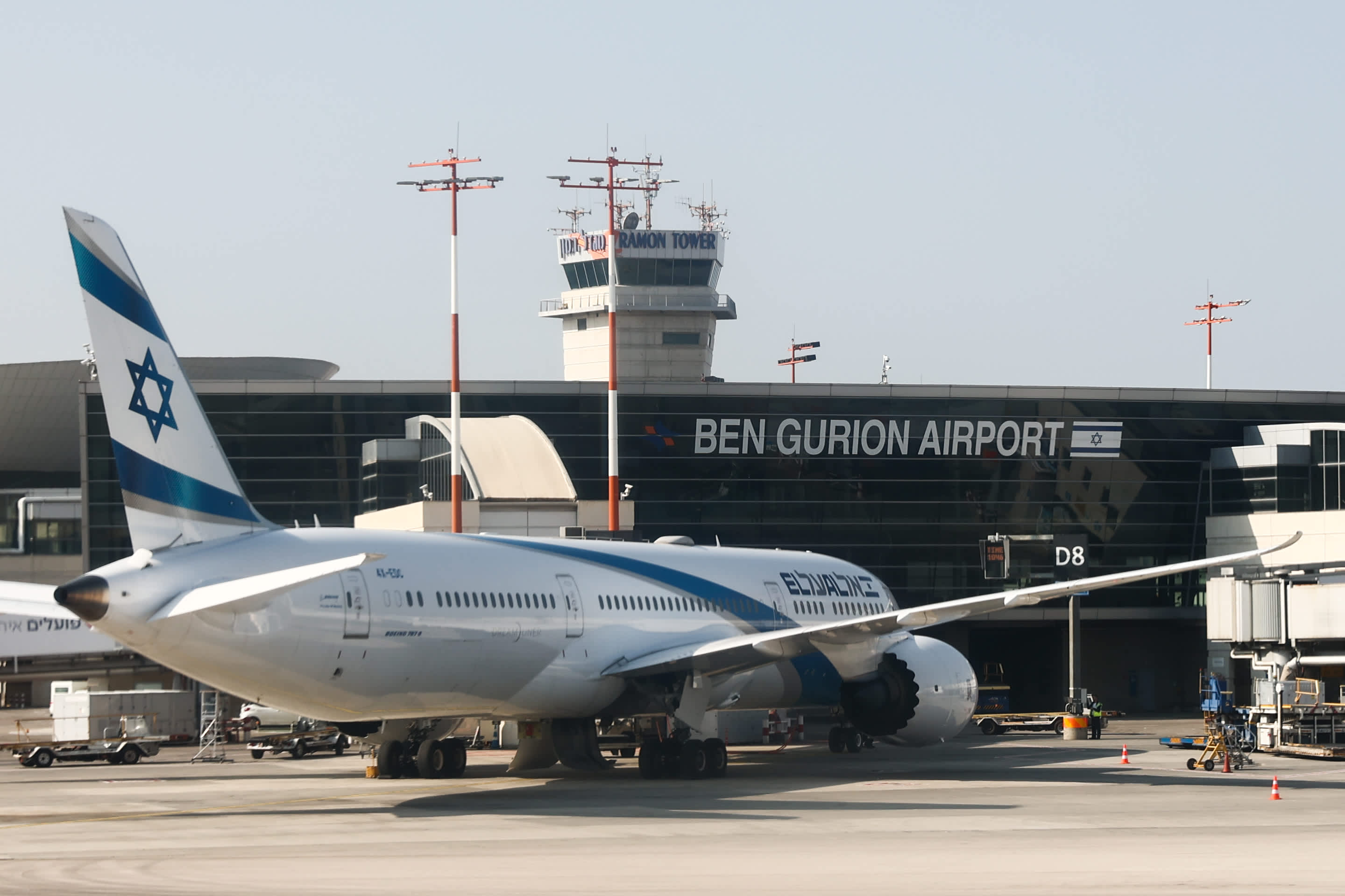 Oro erdvės uždarymas Artimuosiuose Rytuose nukreipė skrydžius, Iranui surengus bepiločio lėktuvo ataką prieš Izraelį
