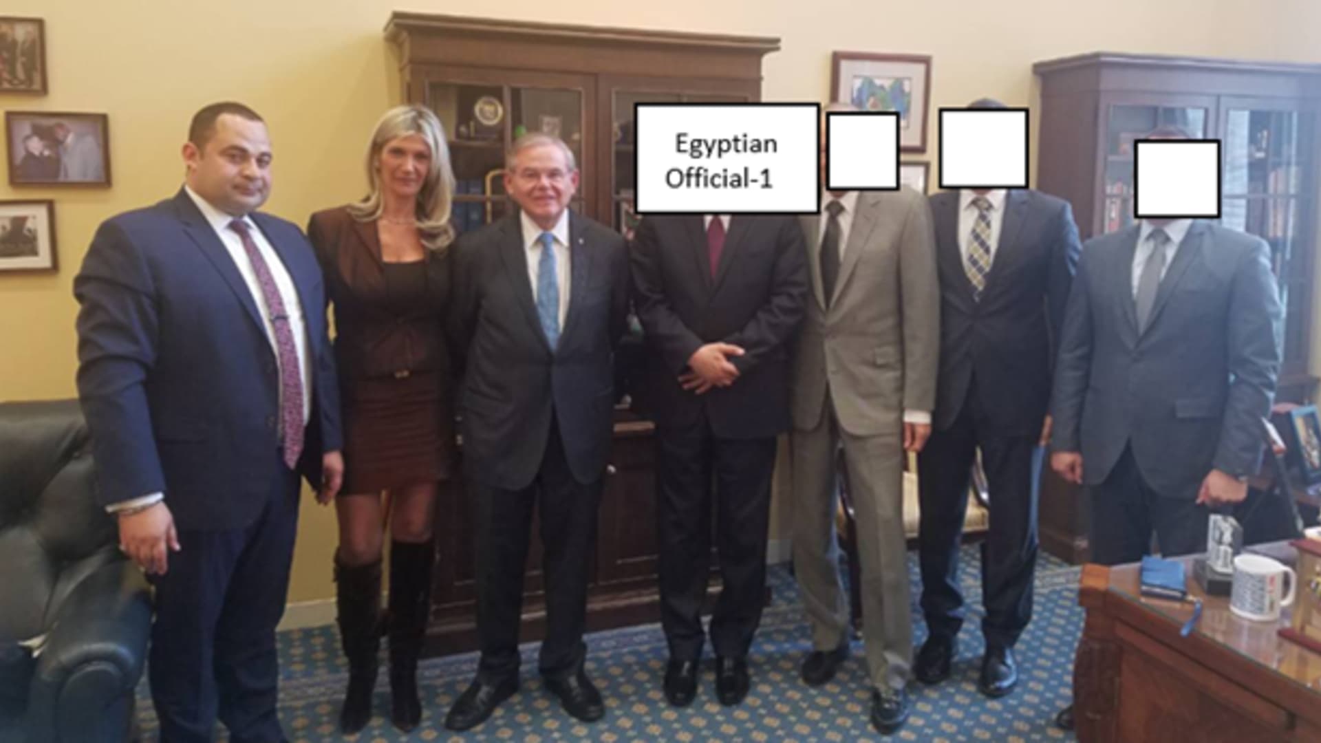لقاء مزعوم في مكتب السيناتور مينينديز مع زوجته نادين؛  مسؤول عسكري مصري؛  ومسؤولين آخرين حيث ركزت المناقشة، من بين أمور أخرى، على التمويل العسكري الأجنبي في مصر، وفقًا للائحة الاتهام.