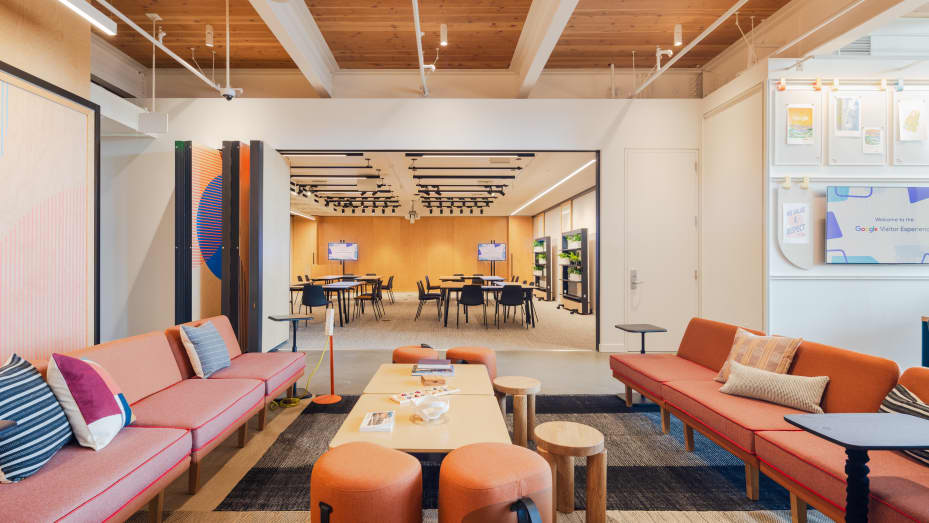 Trung tâm khách truy cập mới dựa trên Mountain View của Google có không gian nơi nhóm cộng đồng hoặc tổ chức phi lợi nhuận có thể yêu cầu dành chỗ cho các cuộc họp hoặc sự kiện.