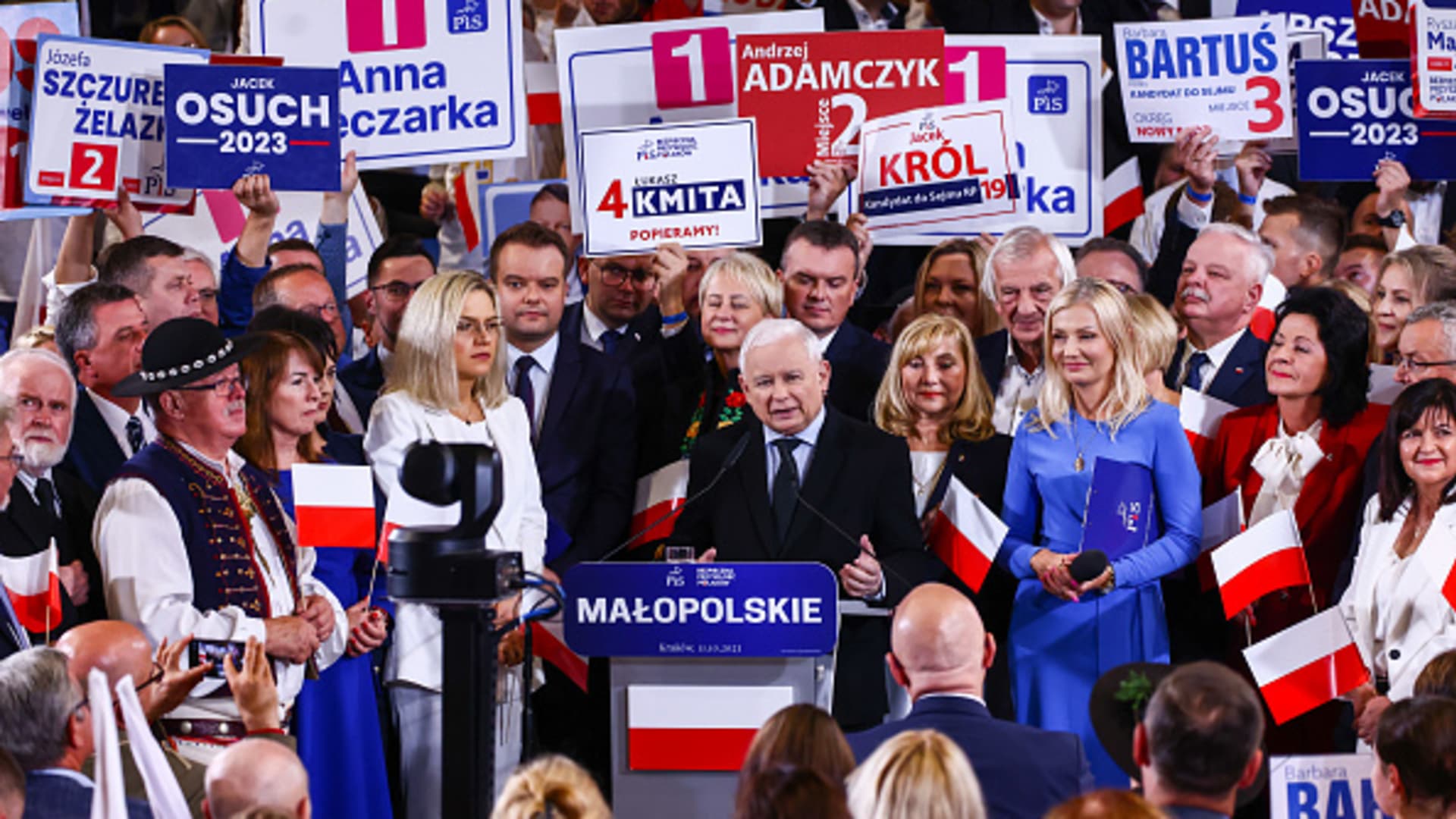 Jarosław Kaczyński, lider rządzącej partii Prawo i Sprawiedliwość (PiS), wygłasza przemówienie podczas wydarzenia kończącego kampanię wyborczą w Krakowie, 11 października 2023 r.