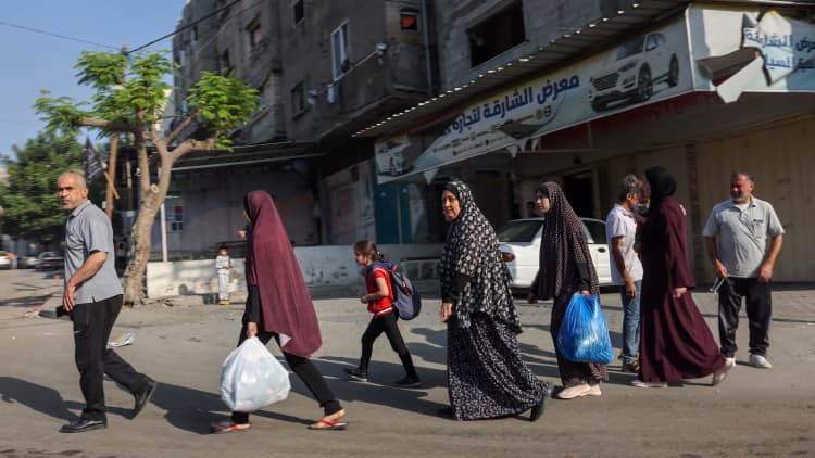 Civilians scramble to flee north Gaza ahead of expected Israeli ground offensive