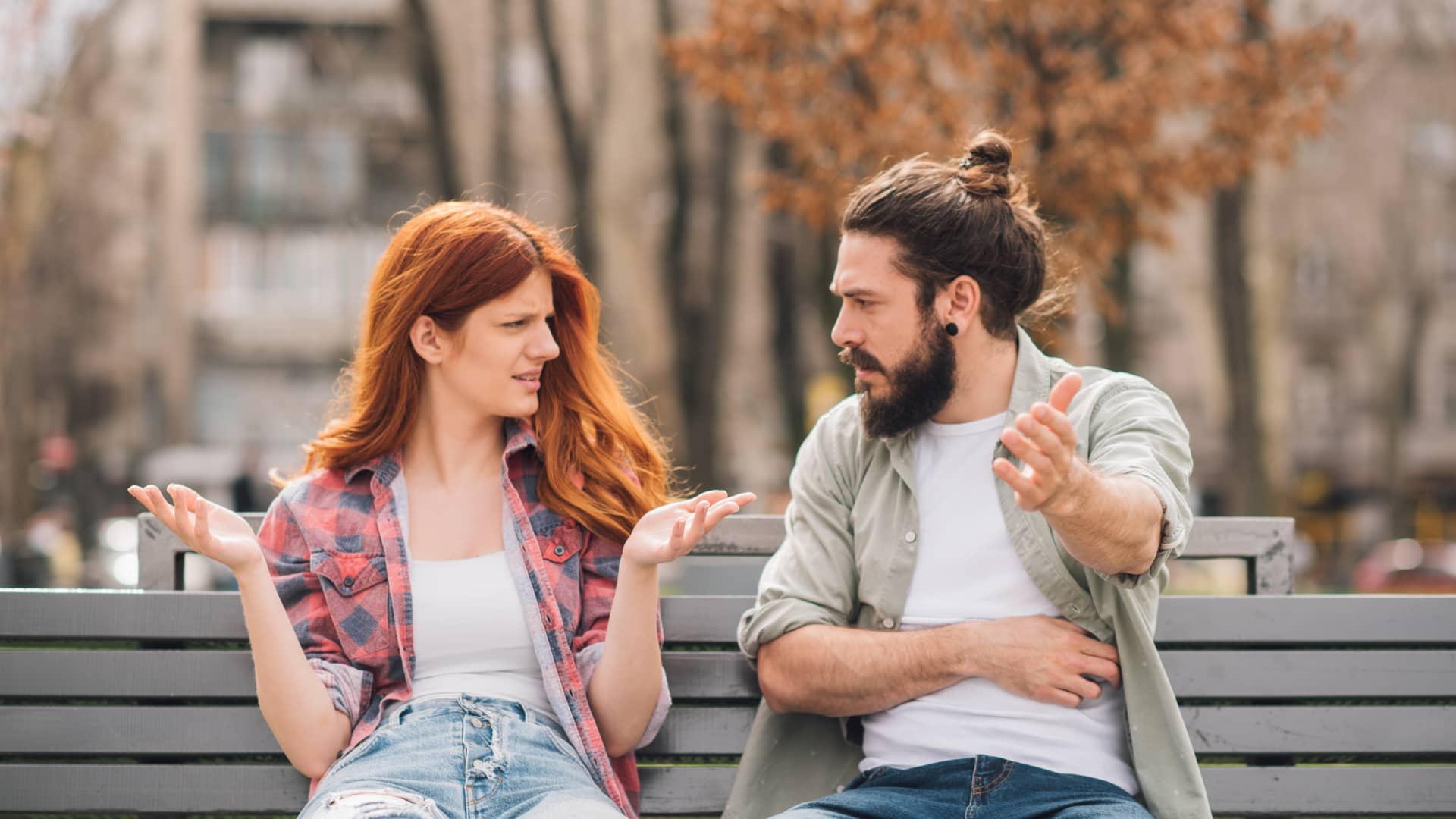 Quiz: Can you spot the red, green, or beige flags at the beginning of a new relationship?