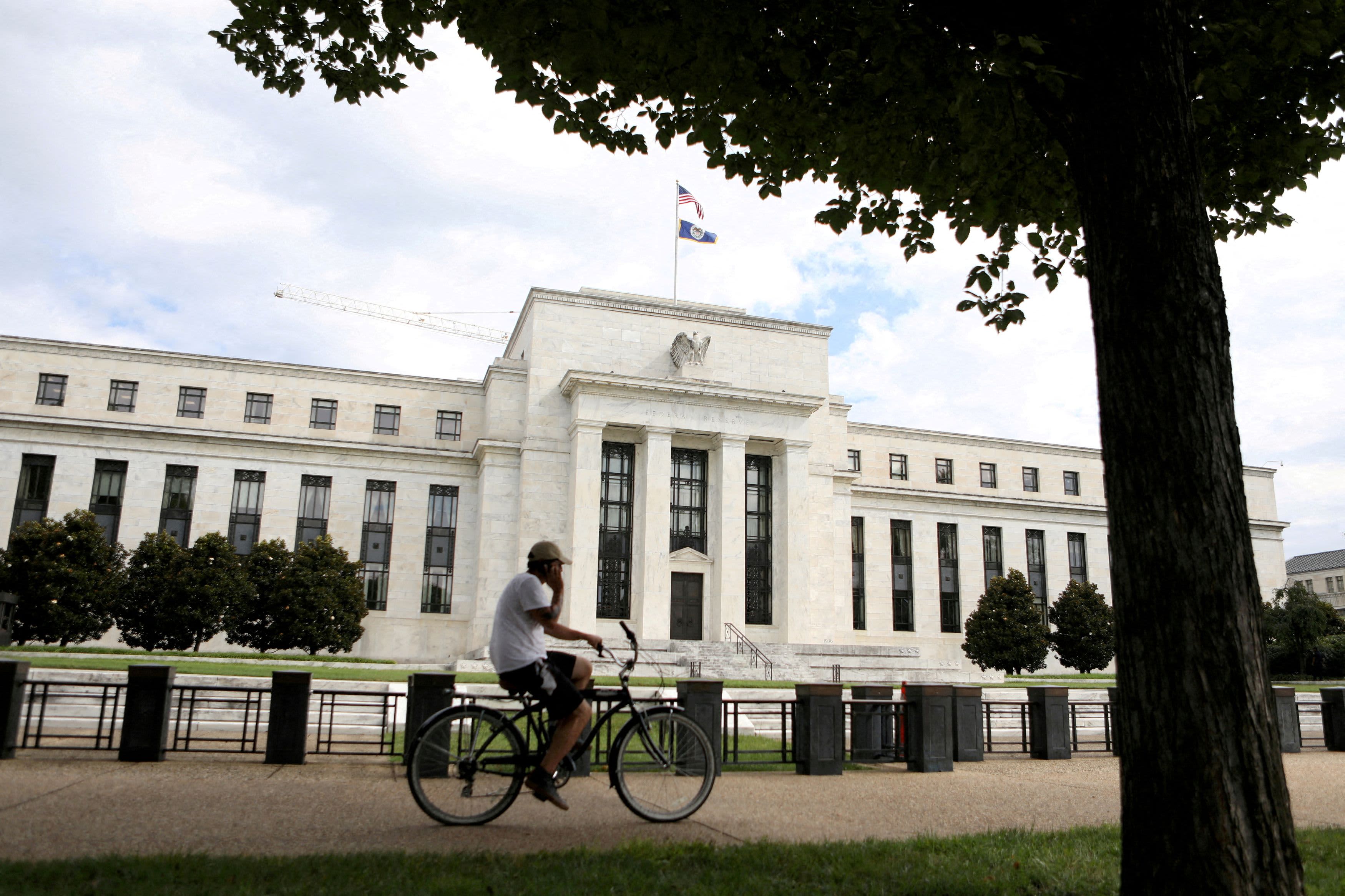 The portfolio manager says the Fed should cut interest rates at least 5 times next year