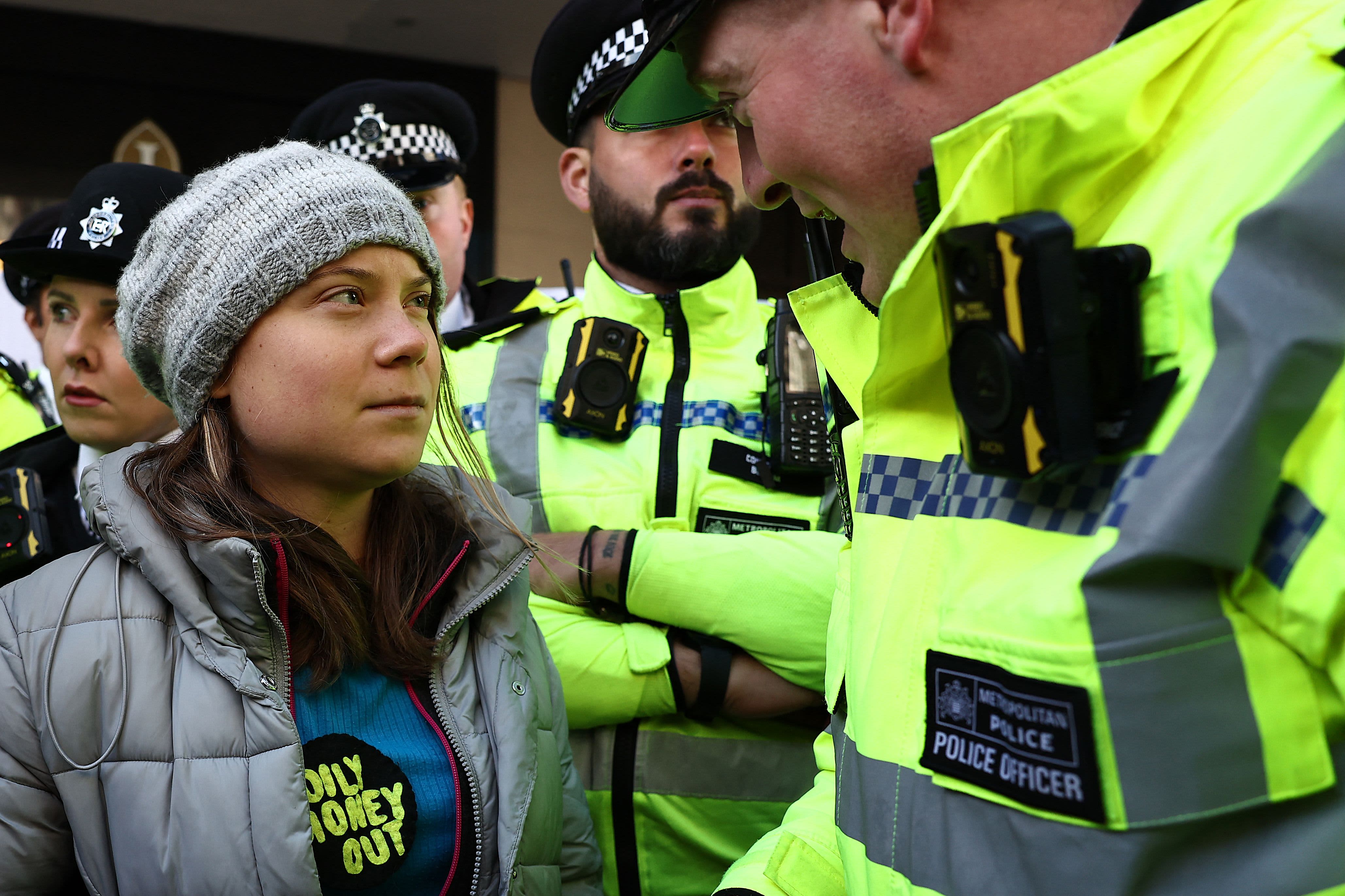 気候変動活動家のグレタ・トゥーンベリさんがロンドンの抗議活動中に逮捕される