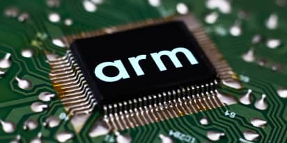 Chip designer Arm's shares plunge over 8 % after lackluster revenue guidance