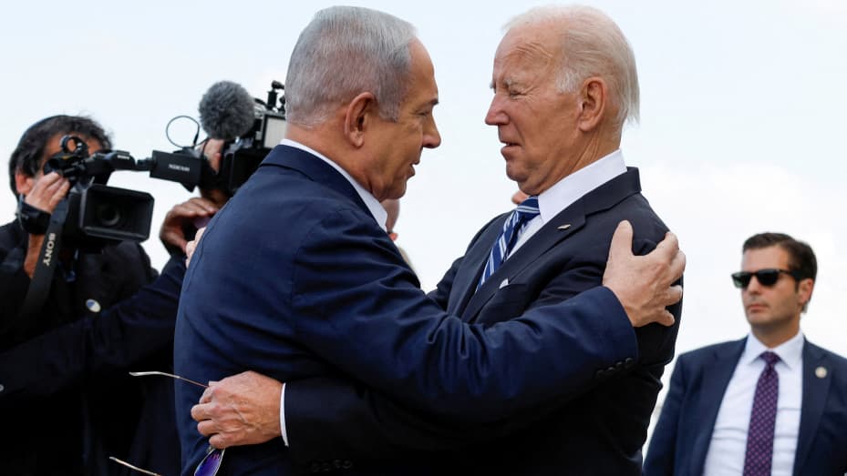El Presidente de los Estados Unidos, Joe Biden, es recibido por el Primer Ministro israelí, Benjamin Netanyahu, mientras visita Israel en medio del actual conflicto entre Israel y Hamás, en Tel Aviv, Israel, el 18 de octubre de 2023. REUTERS/Evelyn Hockstein IMÁGENES TPX DEL DÍA
