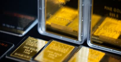 Gold firms for third day on Mideast conflict, hopes of Fed rate pause 