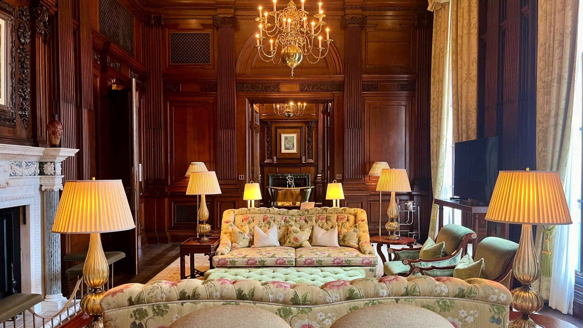 The Granville Suite is one of five heritage suites at Raffles London, each occupying rooms which previously served as offices for some of Britain's leading politicians and military leaders.