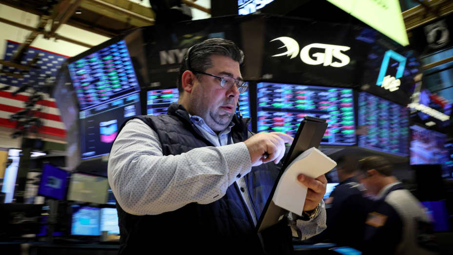 Traders work on the floor of the New York Stock Exchange (NYSE) in New York City, U.S., October 20, 2023.  REUTERS/Brendan McDermid