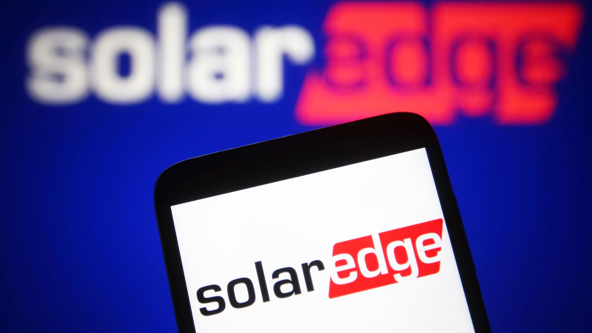 SolarEdge shares sink 21% after company offers weak Q4 guidance