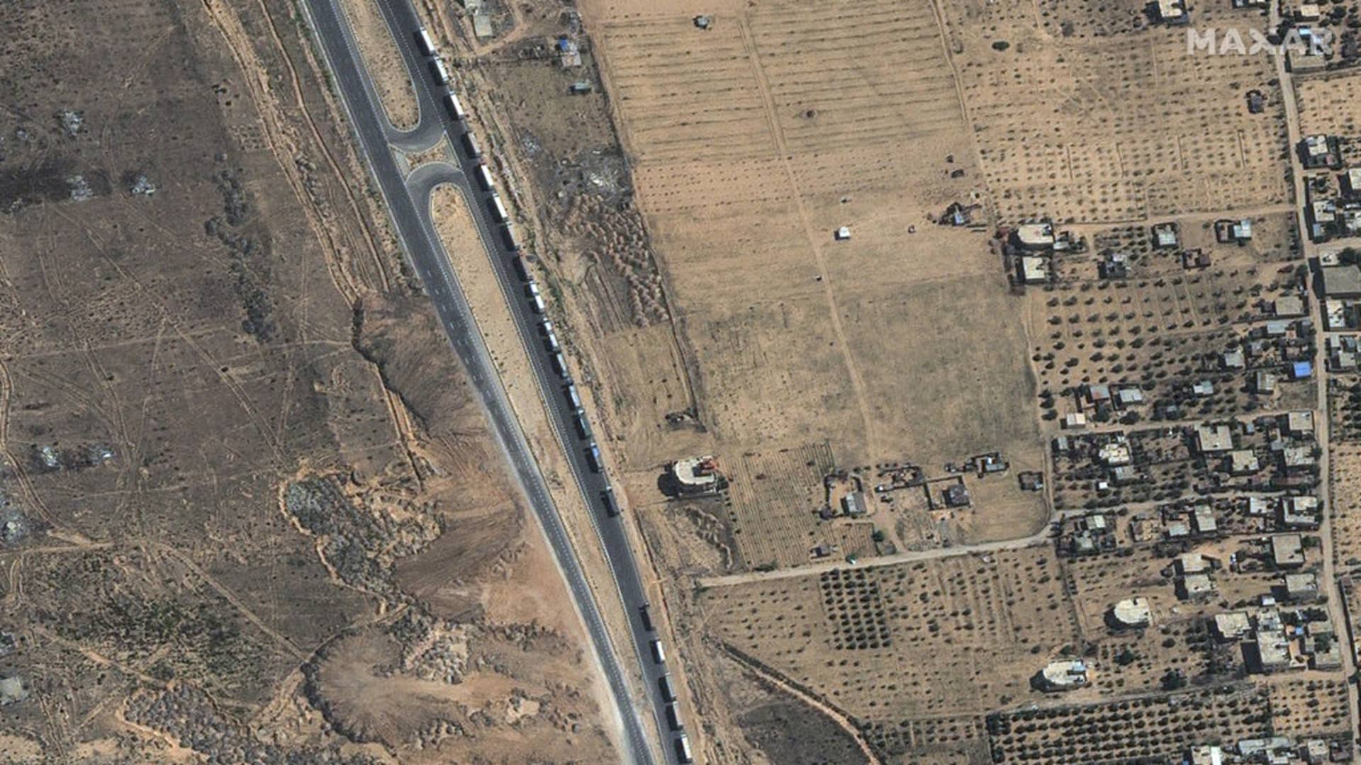 Maxar satellite imagery of a second set of cargo trucks near Sheikh Zuweid, Egypt (location: 31.215, 34.143) 
