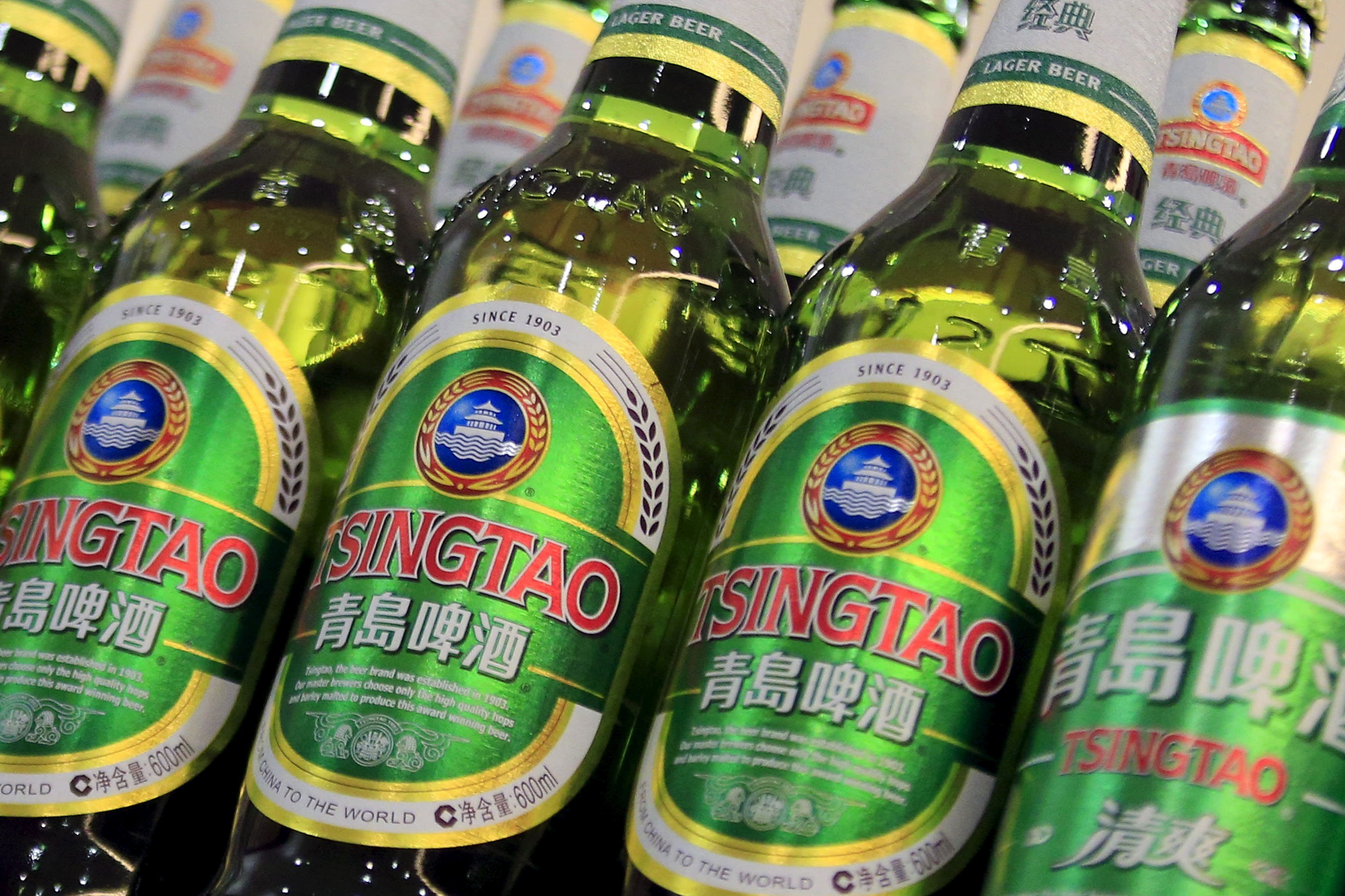 يستجيب تسينغتاو للفيديو الذي انتشر على نطاق واسع لعامل البيرة وهو يتبول في خزان