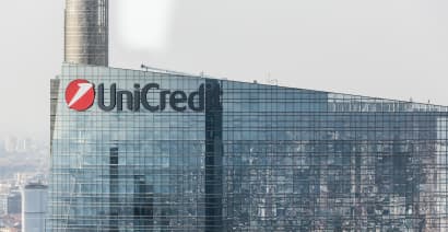 UniCredit raises investor reward goal after profit tops forecast