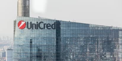 UniCredit raises investor reward goal after profit tops forecast