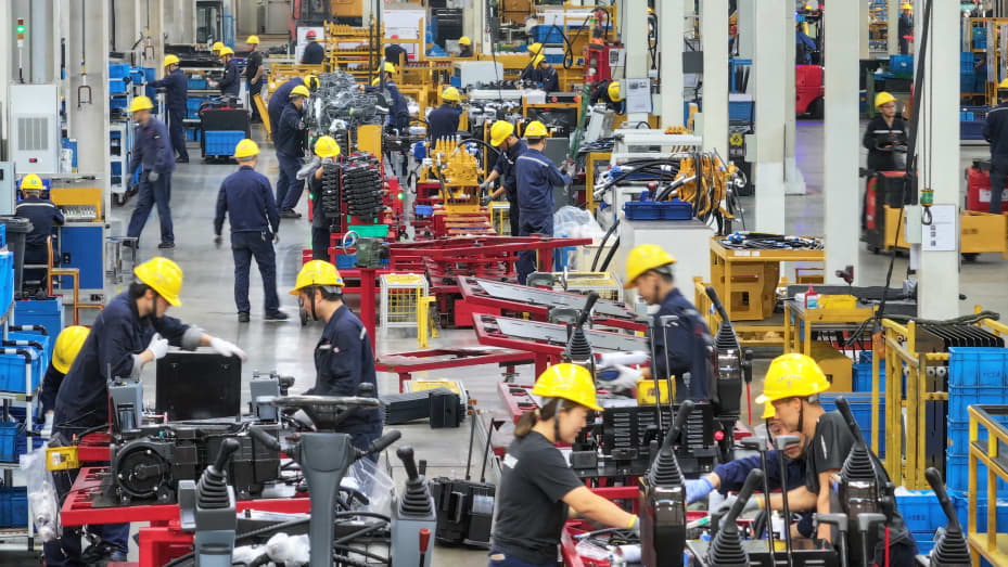 SUZHOU, CHINA - 23 DE OCTUBRE DE 2023: Los trabajadores ensamblan miniexcavadoras en una fábrica de maquinaria pesada en Suzhou, en la provincia de Jiangsu, en el este de China.  (El crédito de la foto debe ser XU CONGJUN / Feature China/Future Publishing vía Getty Images)