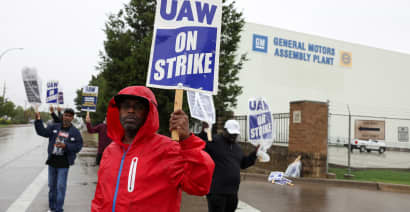 UAW in tentative deal to end labor strike with Stellantis but expands its strike at General Motors