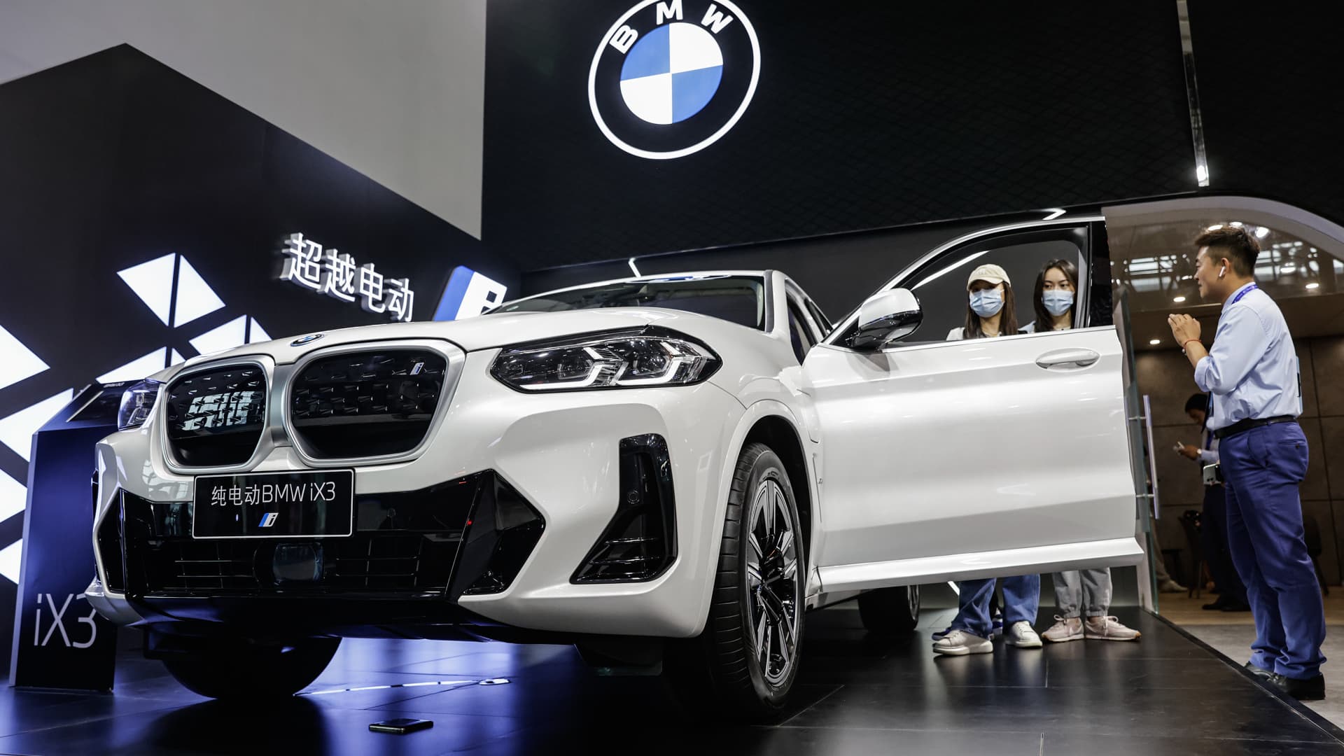 BMW says diversifying risks does not mean it is leaving China