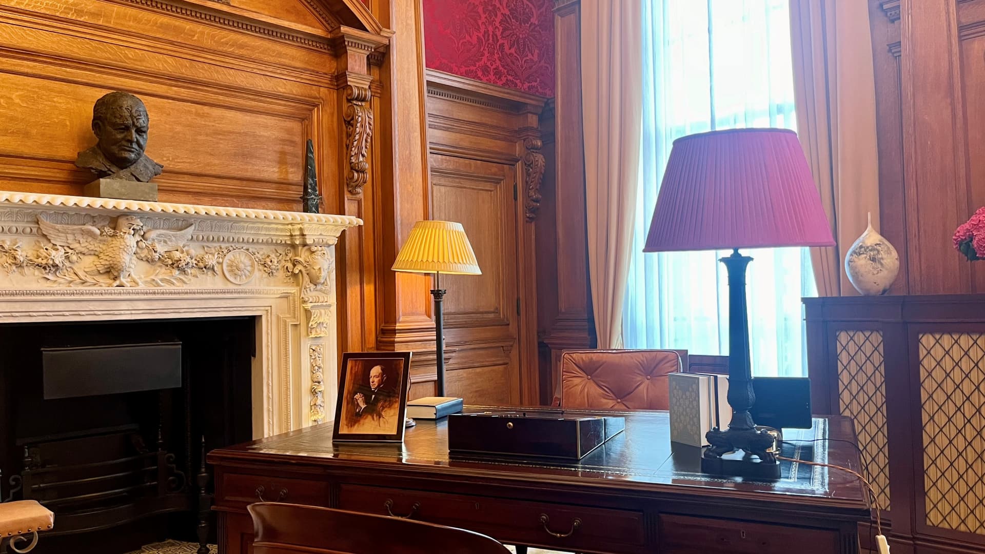 The Old War Office was occupied by various political and military leaders, including wartime Prime Minister Winston Churchill. A replica of his desk and a bust is displayed in the Churchill Suite.