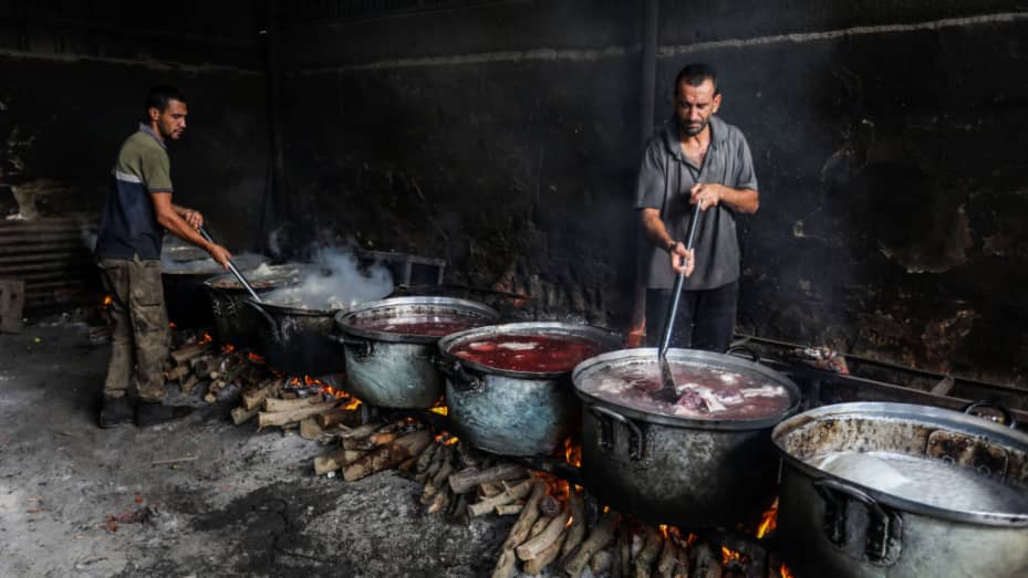 RAFAH, GAZA - OCTOBER 28: Palestinian volunteers in Rafah prepare meals for families displaced from the northern and central parts of the city to the south due to Israeli attacks in Rafah, Gaza on October 28, 2023. (Photo by Abed Rahim Khatib/Anadolu via Getty Images)