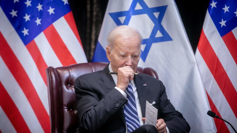 El presidente estadounidense Joe Biden se une al primer ministro de Israel para el inicio de la reunión del gabinete de guerra israelí, en Tel Aviv el 18 de octubre de 2023, en medio de las batallas en curso entre Israel y el grupo palestino Hamás.