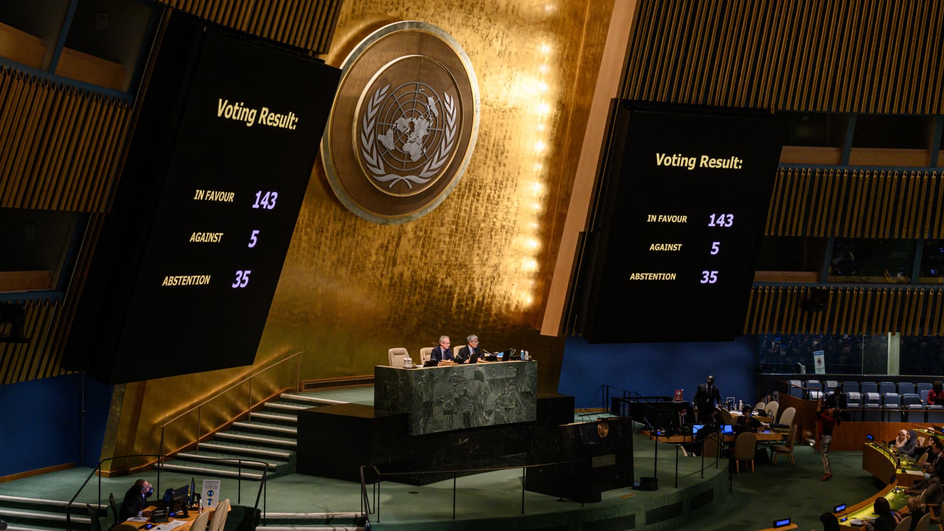 Balsošanas rezultāti tiek parādīti ANO Ģenerālās asamblejas ārkārtas sanāksmē, lai apspriestu Krievijas aneksijas Ukrainā ANO galvenajā mītnē Ņujorkā 2022. gada 12. oktobrī.