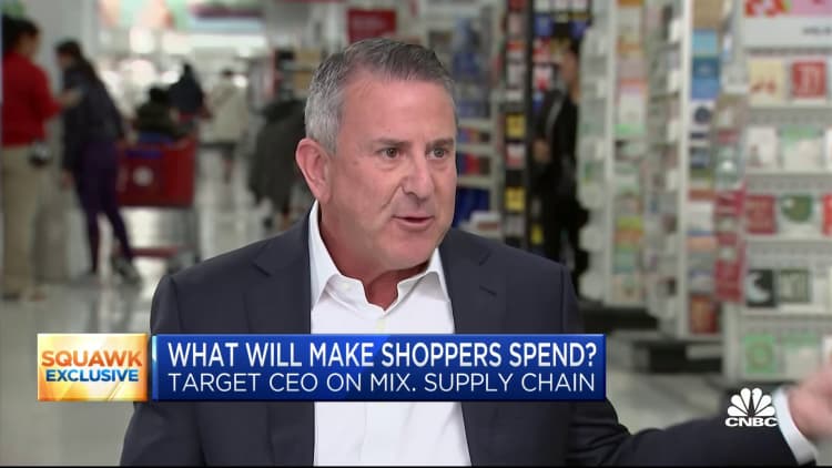 Brian Cornell, director ejecutivo de Target: los compradores están retrocediendo, incluso en los comestibles