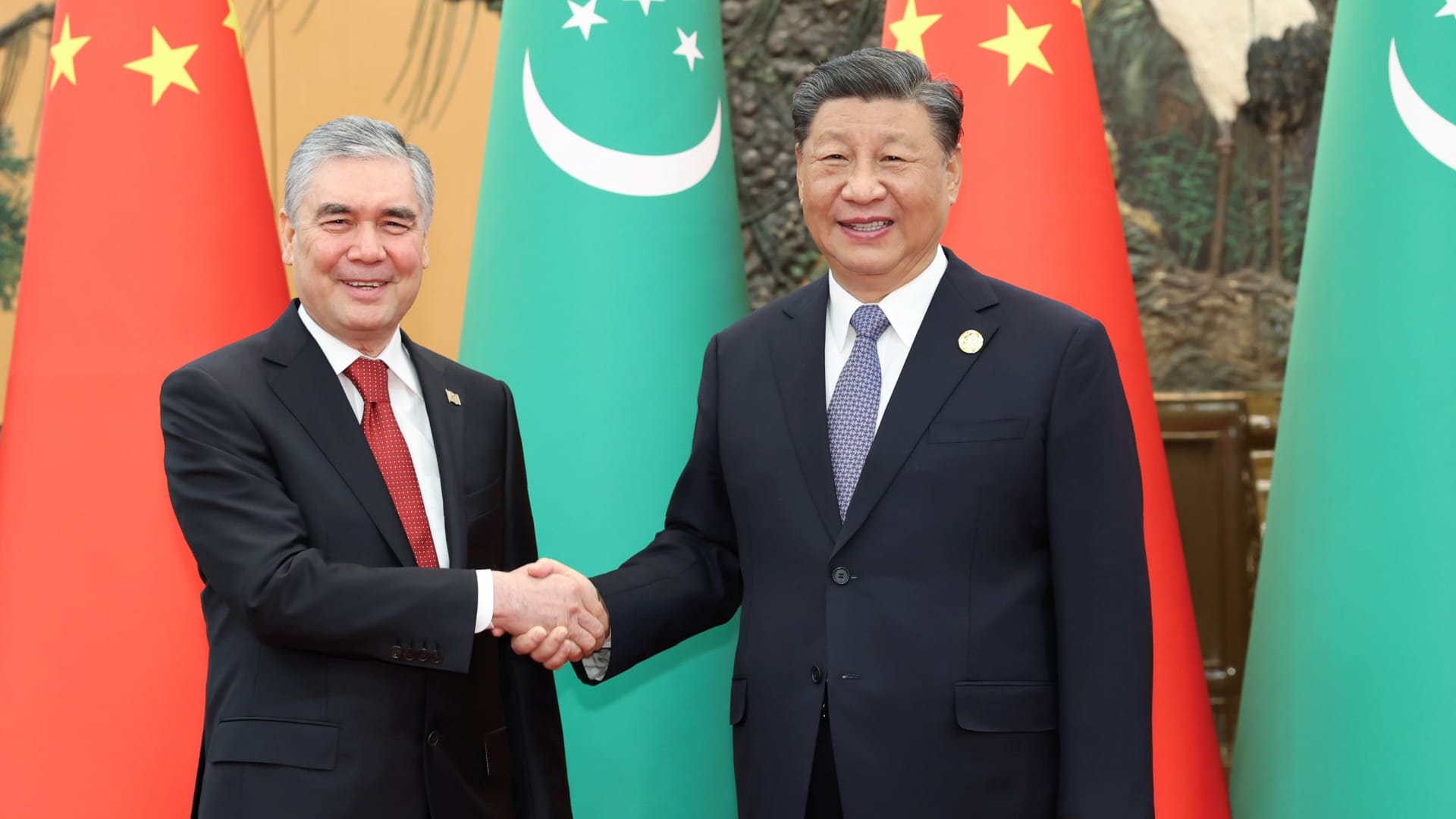 Ķīnas prezidents Sji Dzjiņpins tiekas ar Turkmenistānas Tautas asamblejas priekšsēdētāju Gurbanguli Berdimuhamedovu Trešajā starptautiskās sadarbības joslas un ceļa forumā Pekinā 2023. gada 19. oktobrī.