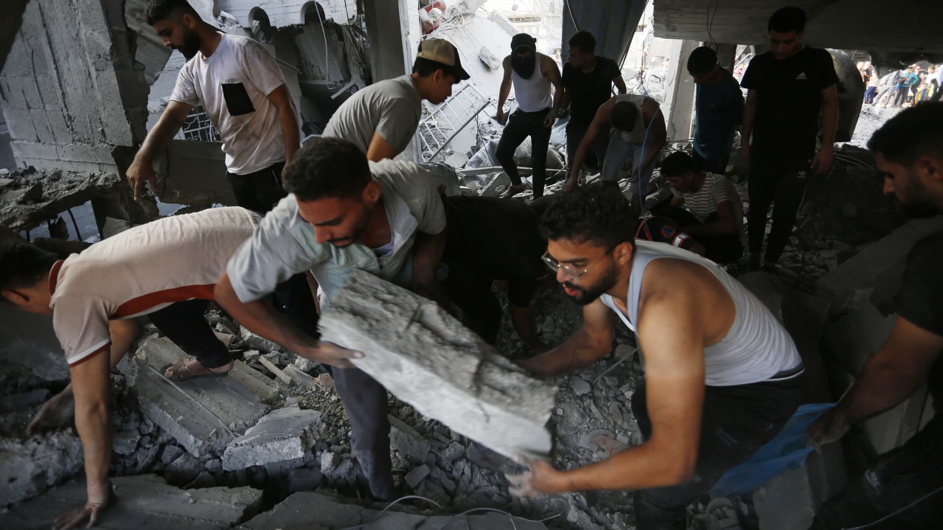 DEIR AL BALAH, GAZA - NOVEMBER 03: Search and rescue operations continue after an Israeli attack on Maghazi Refugee Camp in Deir al Balah, Gaza on November 03, 2023. (Photo by Ashraf Amra/Anadolu via Getty Images)