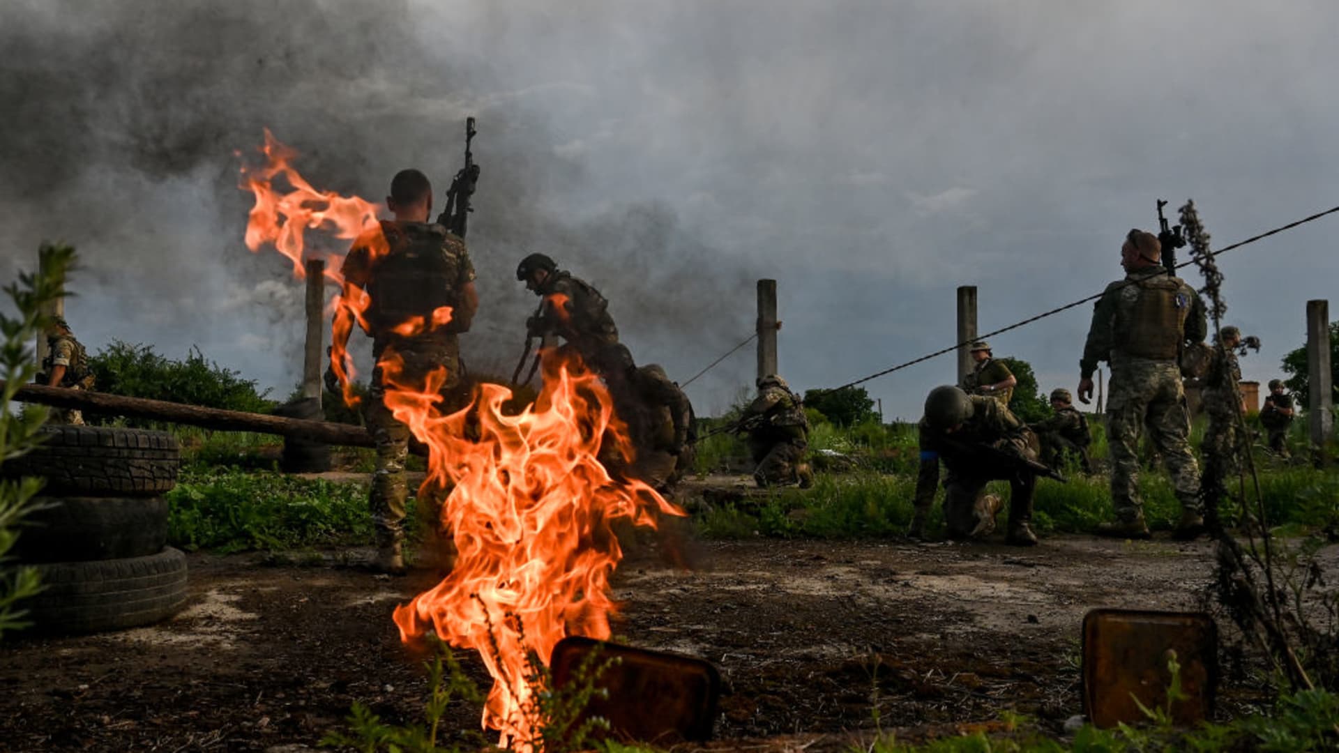ZAPORIZHZHIA REGION, UKRAINE - JUNE 30, 2023 - Servicemen of the 128th separate mountain assault brigade pass a special obstacle course as part of the exam to receive a mountain assault beret. (Photo credit should read Dmytro Smoliyenko / Ukrinform/Future Publishing via Getty Images)