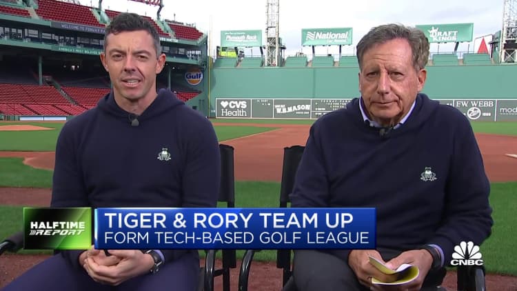 El golfista de la PGA Rory McIlroy y el presidente de los Red Sox, Tom Werner, hablan sobre el futuro de la Indoor Golf League, TGL