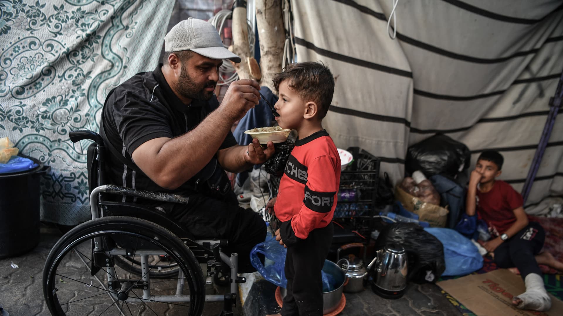 GAZA CITY, GAZA - NOVEMBER 8: Palestinians who left their houses and live at the Nassr hospital, are trying to feed their children during food shortages as the Israeli attacks continue in Gaza City, Gaza on November 8, 2023. (Photo by Abed Zagout/Anadolu via Getty Images)