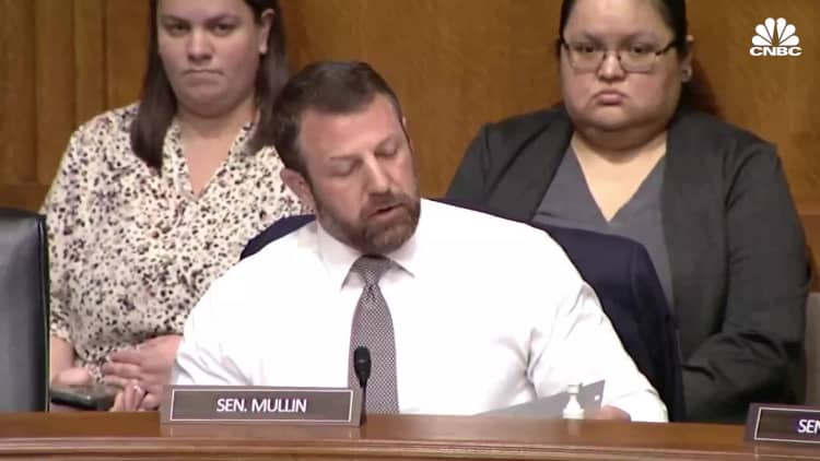 'Stand your butt up': GOP Sen. Mullin challenges Teamsters boss to fight at Senate hearing